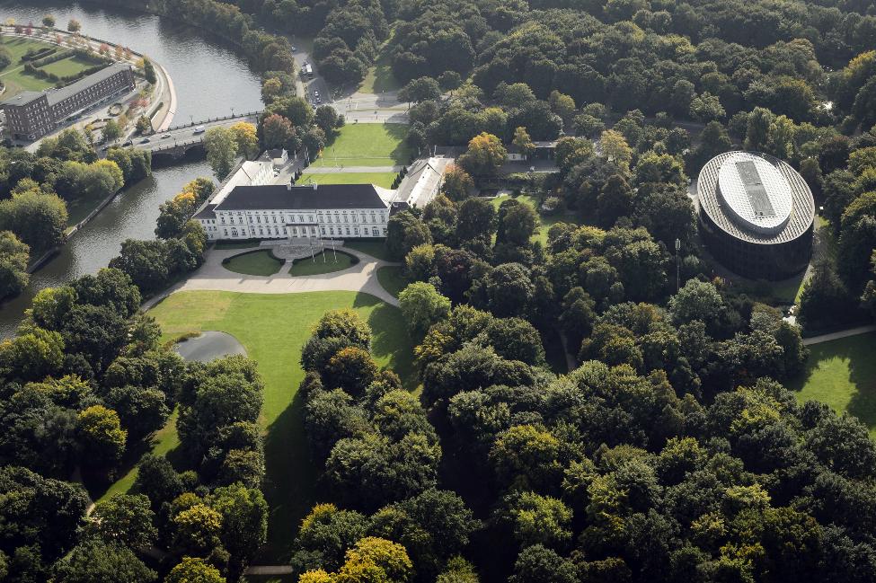 Schloss Bellevue und Bundespräsidialamt aus der Luft